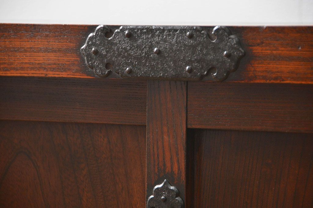 アンティーク家具　古民具・骨董 分厚い金具の重厚な三国帳場箪笥(時代箪笥、ローボード、TVボード、テレビボード)