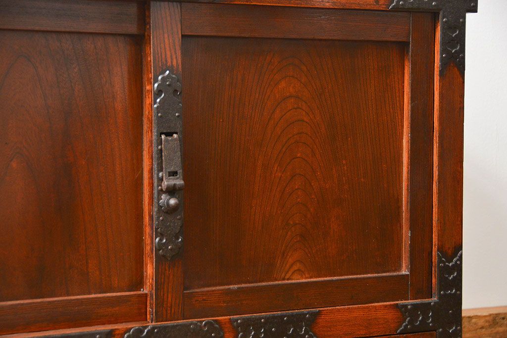 アンティーク家具　古民具・骨董 分厚い金具の重厚な三国帳場箪笥(時代箪笥、ローボード、TVボード、テレビボード)