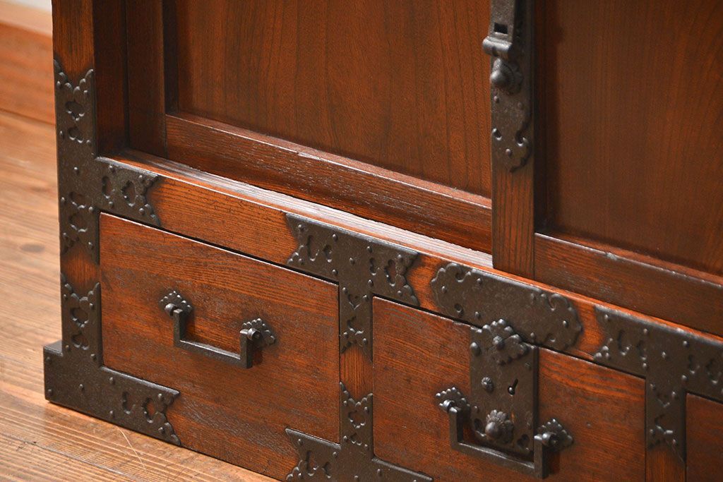 アンティーク家具　古民具・骨董 分厚い金具の重厚な三国帳場箪笥(時代箪笥、ローボード、TVボード、テレビボード)