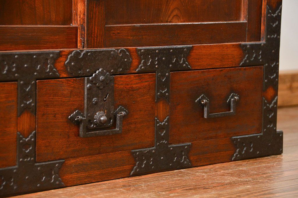 アンティーク家具　古民具・骨董 分厚い金具の重厚な三国帳場箪笥(時代箪笥、ローボード、TVボード、テレビボード)