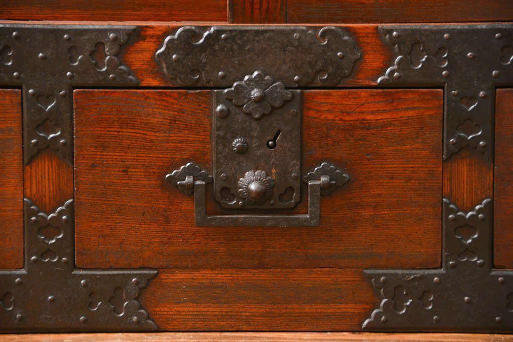 アンティーク家具　古民具・骨董 分厚い金具の重厚な三国帳場箪笥(時代箪笥、ローボード、TVボード、テレビボード)