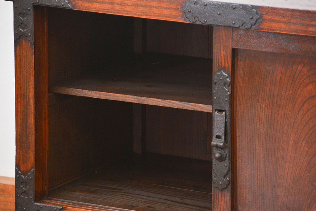 アンティーク家具　古民具・骨董 分厚い金具の重厚な三国帳場箪笥(時代箪笥、ローボード、TVボード、テレビボード)
