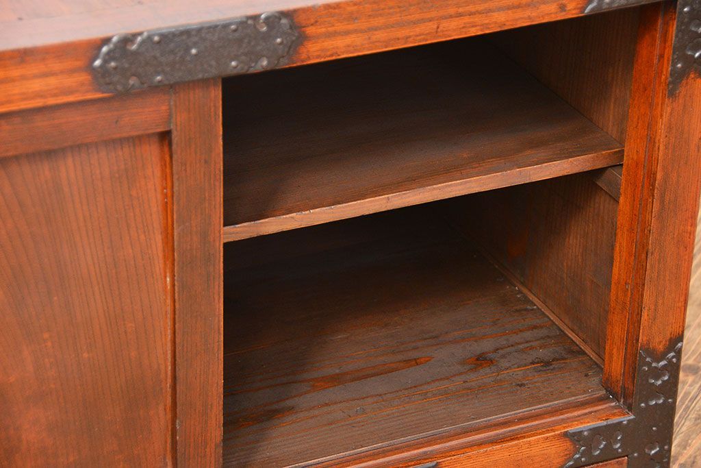 アンティーク家具　古民具・骨董 分厚い金具の重厚な三国帳場箪笥(時代箪笥、ローボード、TVボード、テレビボード)