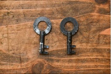 アンティーク家具　古民具・骨董 分厚い金具の重厚な三国帳場箪笥(時代箪笥、ローボード、TVボード、テレビボード)