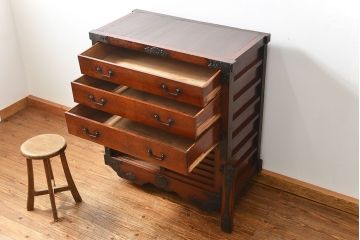 アンティーク家具　古民具・骨董　上手物　分厚い金具　前面欅　三国車箪笥(帳場箪笥)