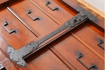 アンティーク家具　古民具・骨董　上手物　分厚い金具　前面欅　三国車箪笥(帳場箪笥)