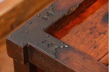 アンティーク家具　古民具・骨董　上手物　分厚い金具　前面欅　三国車箪笥(帳場箪笥)