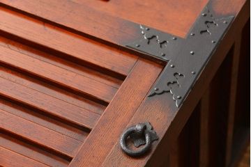 アンティーク家具　古民具・骨董　上手物　分厚い金具　前面欅　三国車箪笥(帳場箪笥)