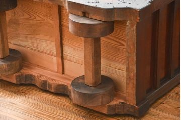 アンティーク家具　古民具・骨董　上手物　分厚い金具　前面欅　三国車箪笥(帳場箪笥)