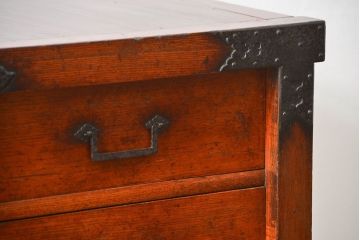 アンティーク家具　古民具・骨董　上手物　分厚い金具　前面欅　三国車箪笥(帳場箪笥)