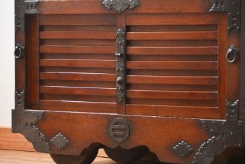 アンティーク家具　古民具・骨董　上手物　分厚い金具　前面欅　三国車箪笥(帳場箪笥)