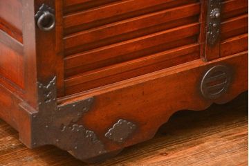 アンティーク家具　古民具・骨董　上手物　分厚い金具　前面欅　三国車箪笥(帳場箪笥)