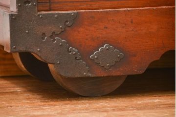 アンティーク家具　古民具・骨董　上手物　分厚い金具　前面欅　三国車箪笥(帳場箪笥)