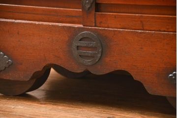 アンティーク家具　古民具・骨董　上手物　分厚い金具　前面欅　三国車箪笥(帳場箪笥)