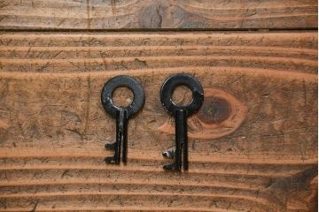 アンティーク家具　古民具・骨董　上手物　分厚い金具　前面欅　三国車箪笥(帳場箪笥)