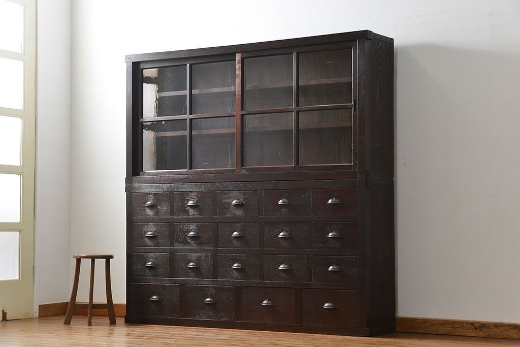 アンティーク家具　古民具・骨董 大きな19杯引き出し収納棚(薬箪笥、チェスト、百味箪笥、ガラスケース)