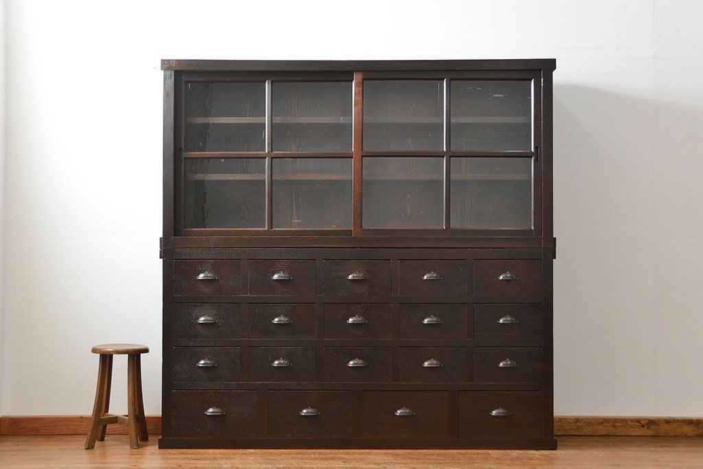 アンティーク家具　古民具・骨董 大きな19杯引き出し収納棚(薬箪笥、チェスト、百味箪笥、ガラスケース)