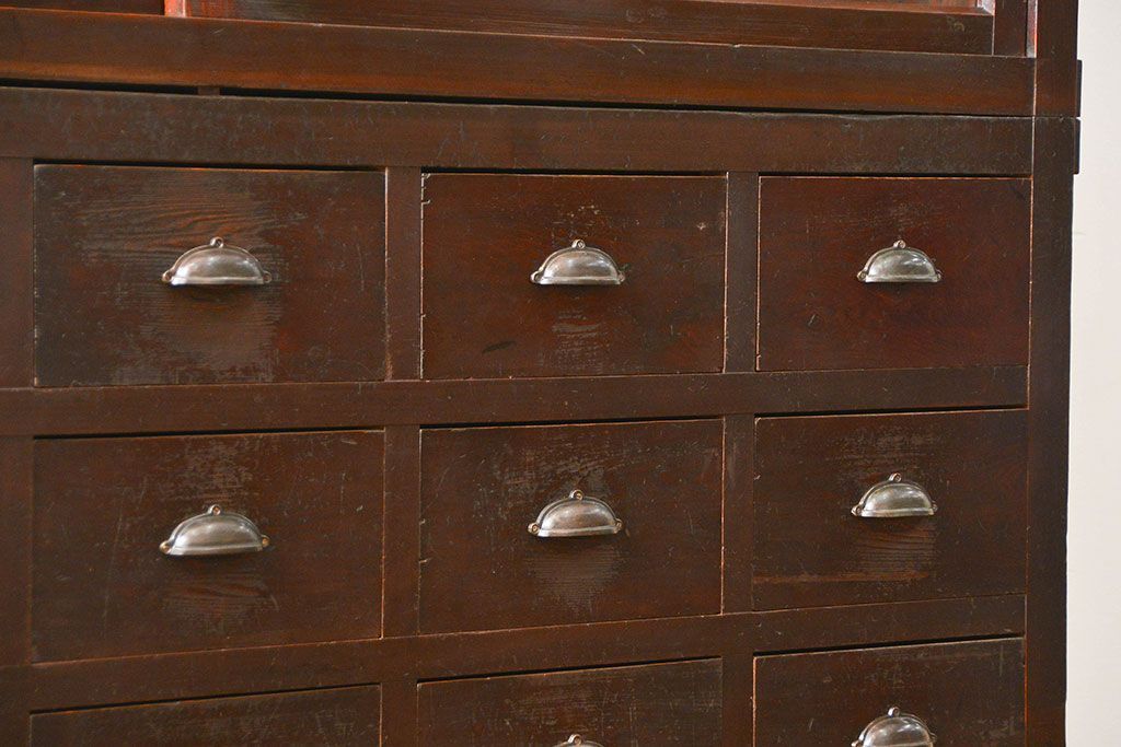 アンティーク家具　古民具・骨董 大きな19杯引き出し収納棚(薬箪笥、チェスト、百味箪笥、ガラスケース)