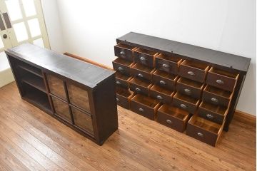 アンティーク家具　古民具・骨董 大きな19杯引き出し収納棚(薬箪笥、チェスト、百味箪笥、ガラスケース)