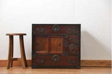 アンティーク家具　古民具・骨董 小振りでかわいい前面欅材の小箪笥(時代箪笥)