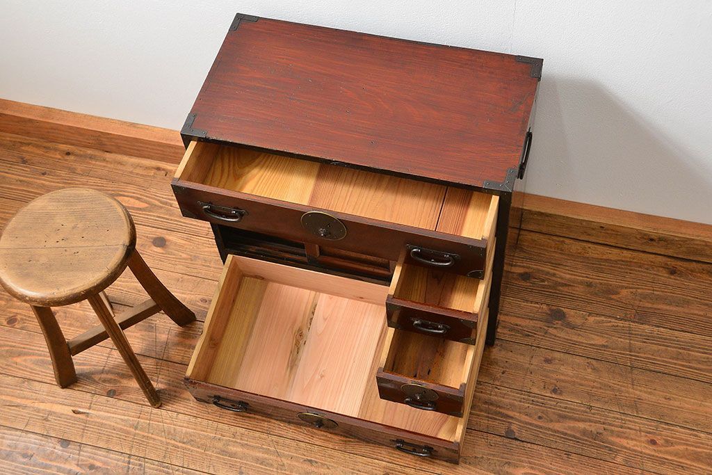 アンティーク家具　古民具・骨董 小振りでかわいい前面欅材の小箪笥(時代箪笥)