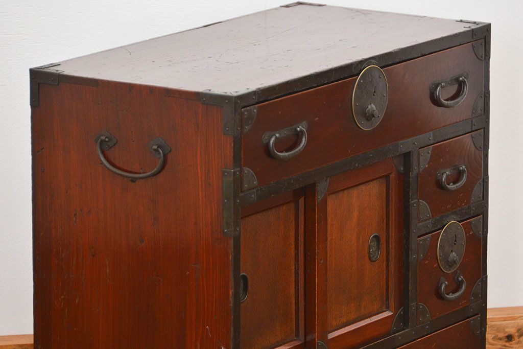 アンティーク家具　古民具・骨董 小振りでかわいい前面欅材の小箪笥(時代箪笥)