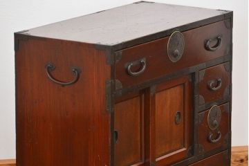 アンティーク家具　古民具・骨董 小振りでかわいい前面欅材の小箪笥(時代箪笥)