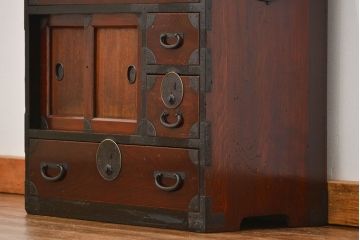 アンティーク家具　古民具・骨董 小振りでかわいい前面欅材の小箪笥(時代箪笥)