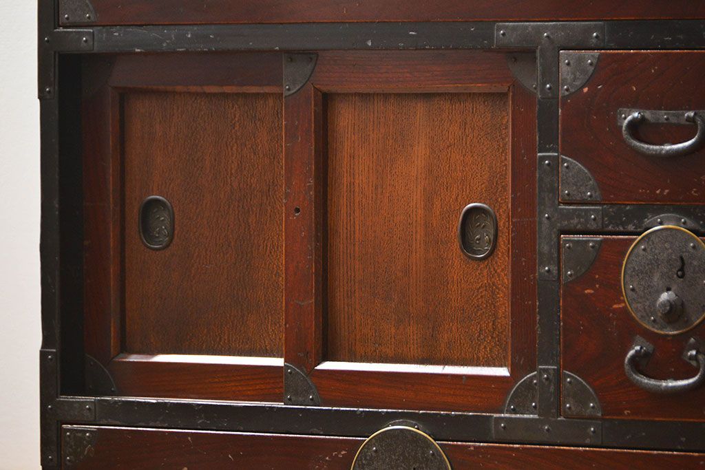 アンティーク家具　古民具・骨董 小振りでかわいい前面欅材の小箪笥(時代箪笥)