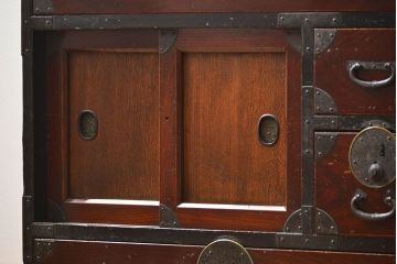 アンティーク家具　古民具・骨董 小振りでかわいい前面欅材の小箪笥(時代箪笥)