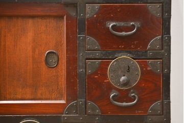 アンティーク家具　古民具・骨董 小振りでかわいい前面欅材の小箪笥(時代箪笥)