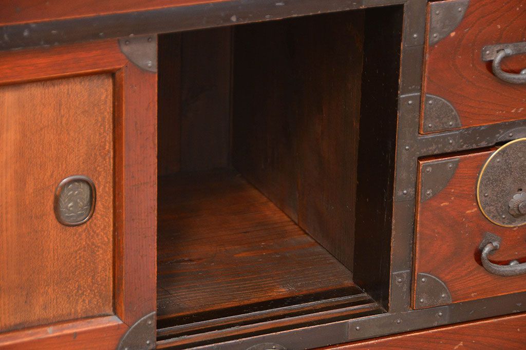 アンティーク家具　古民具・骨董 小振りでかわいい前面欅材の小箪笥(時代箪笥)