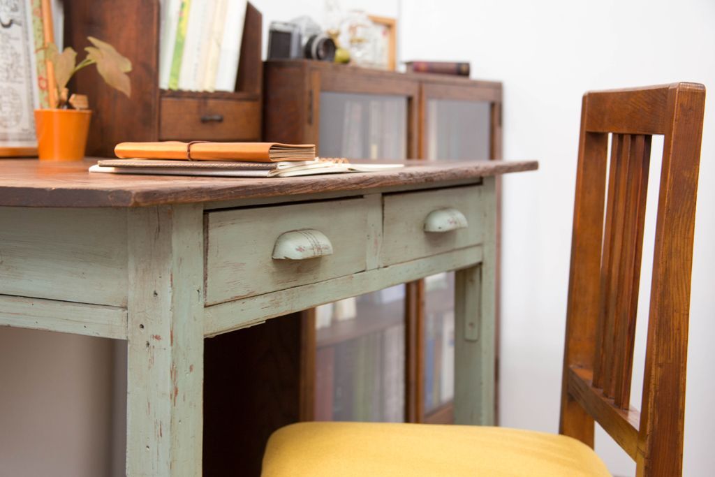 レトロ家具　アンティークペイント　古い木のレトロな平机(デスク)