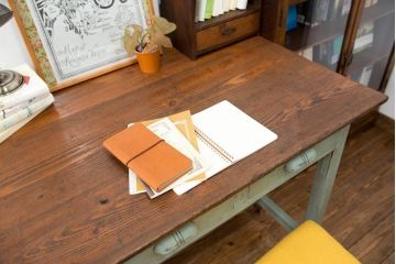 レトロ家具　アンティークペイント　古い木のレトロな平机(デスク)