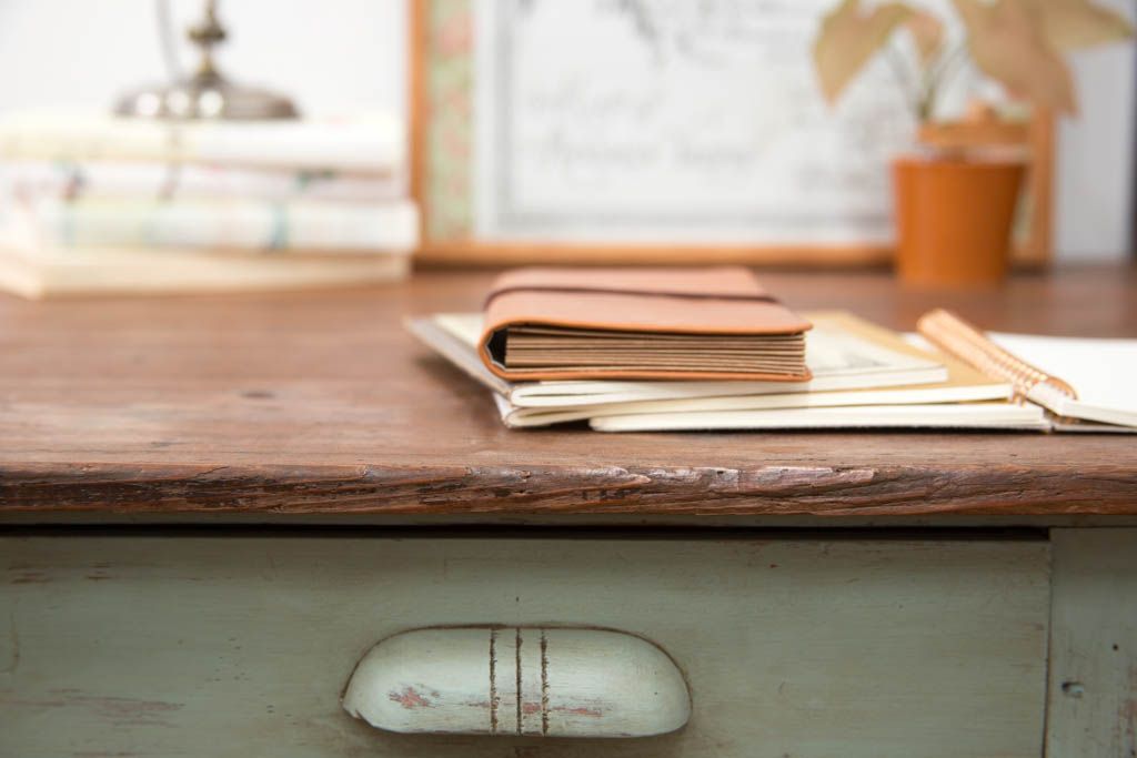 レトロ家具　アンティークペイント　古い木のレトロな平机(デスク)