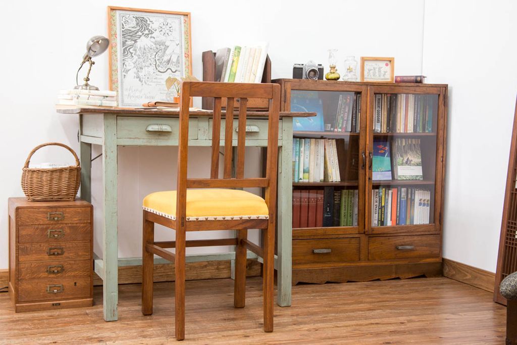 レトロ家具　アンティークペイント　古い木のレトロな平机(デスク)