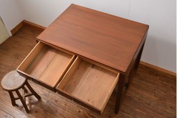 レトロ家具　アンティーク レトロなデザインの古い平机(テーブル、デスク、在宅ワーク、在宅用)　