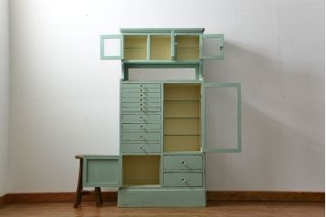アンティーク家具　アンティークペイント ガラスの取っ手のデンタルキャビネット(デンタルケース、ケビント、ガラスケース)