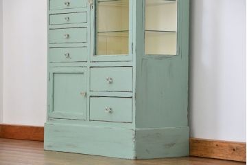 アンティーク家具　アンティークペイント ガラスの取っ手のデンタルキャビネット(デンタルケース、ケビント、ガラスケース)