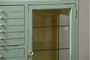 アンティーク家具　アンティークペイント ガラスの取っ手のデンタルキャビネット(デンタルケース、ケビント、ガラスケース)