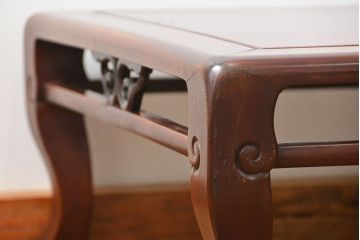 アンティーク家具　古民具・骨董 漆塗りの彫刻入り総欅座卓(机、テーブル)　