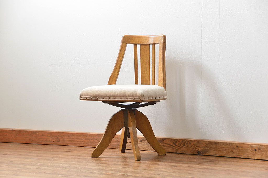 レトロ家具　昭和レトロ 古いナラ材のかわいい回転イス(椅子、イス)
