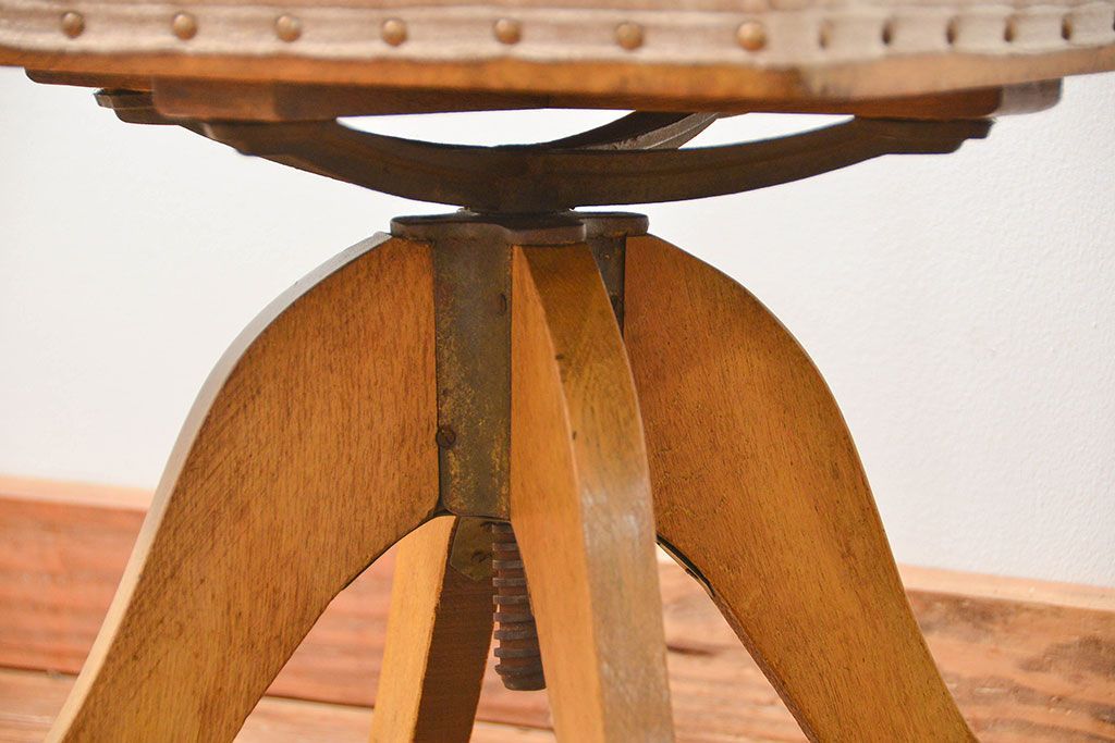 レトロ家具　昭和レトロ 古いナラ材のかわいい回転イス(椅子、イス)