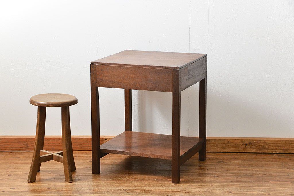 アンティーク家具　アンティーク 小振りな引き出し付きサイドテーブル(机)　