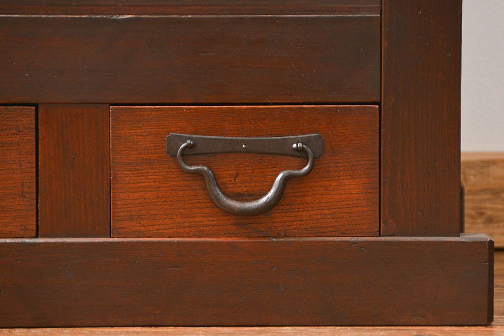 アンティーク家具　古民具・骨董 希少なサイズ 小振りな水屋箪笥収納棚(ガラスケース、本箱、食器棚)