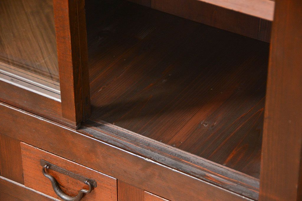 アンティーク家具　古民具・骨董 希少なサイズ 小振りな水屋箪笥収納棚(ガラスケース、本箱、食器棚)