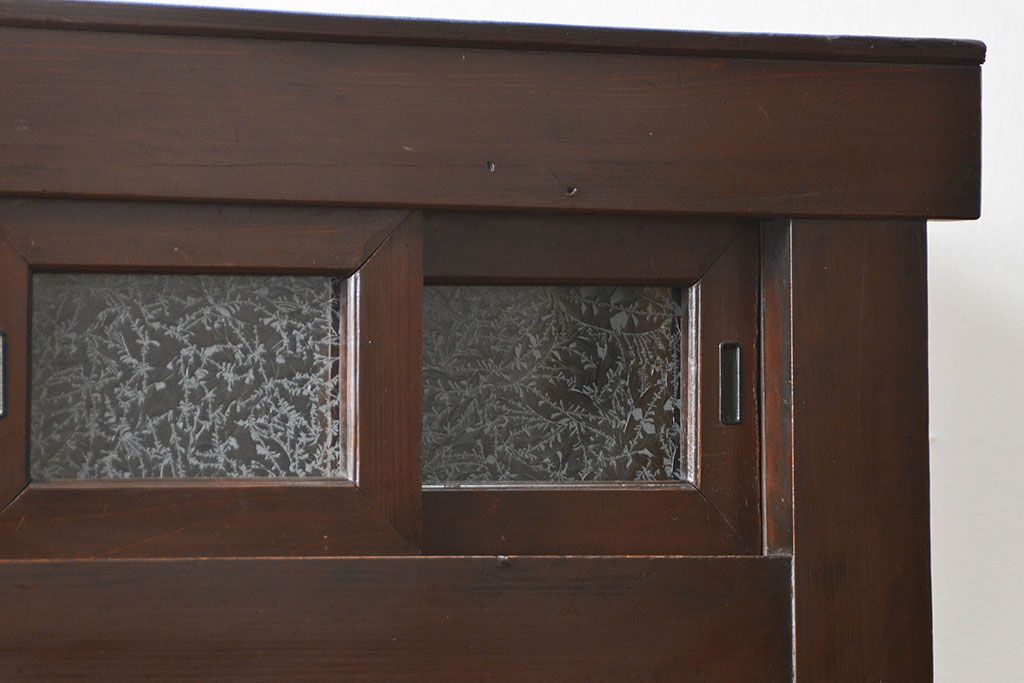 アンティーク家具　アンティーク モダンな結霜ガラス 四尺水屋箪笥(食器棚、収納棚、キャビネット)