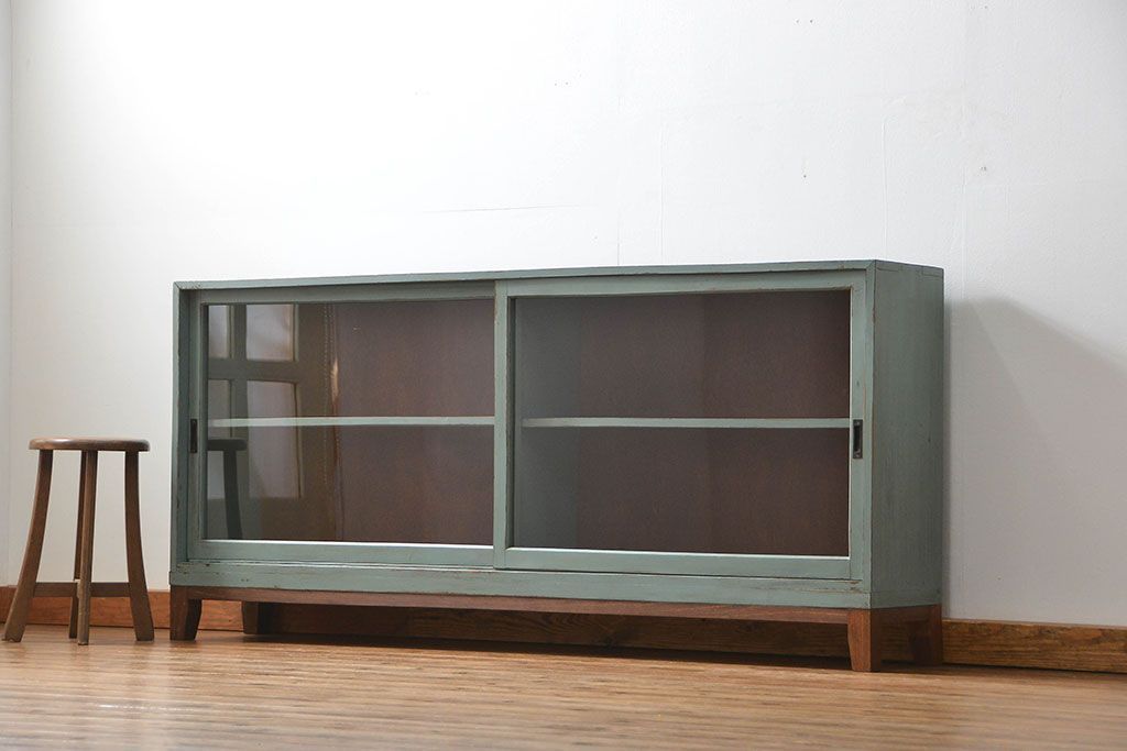 アンティーク家具　アンティークペイント　シンプルな脚付き収納棚(本棚、飾り棚、ガラスケース)