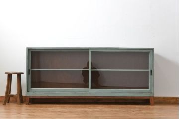 アンティーク家具　アンティークペイント　シンプルな脚付き収納棚(本棚、飾り棚、ガラスケース)