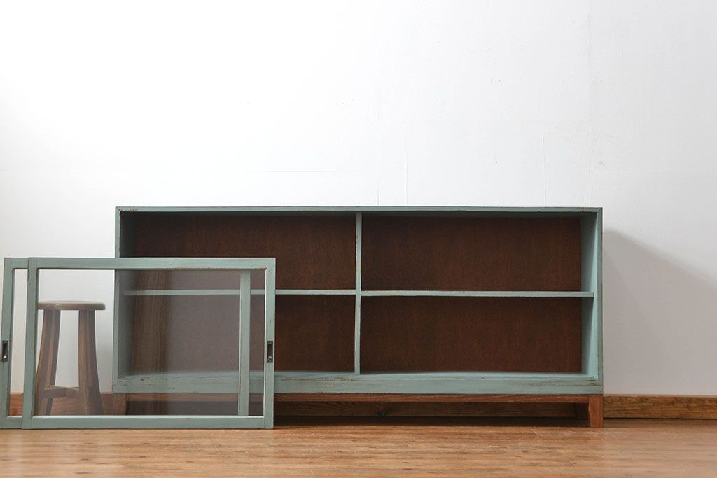 アンティーク家具　アンティークペイント　シンプルな脚付き収納棚(本棚、飾り棚、ガラスケース)